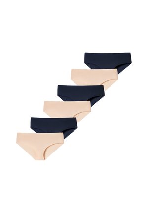 Seks sømløse dameunderbukser i skiftevis sort og beige farve arrangeret diagonalt på en hvid baggrund.