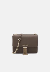 Borsa sintetica marrone con spallaccio a catena tono oro, dettaglio del fermo e frange. Presenta logo embossato sul davanti.