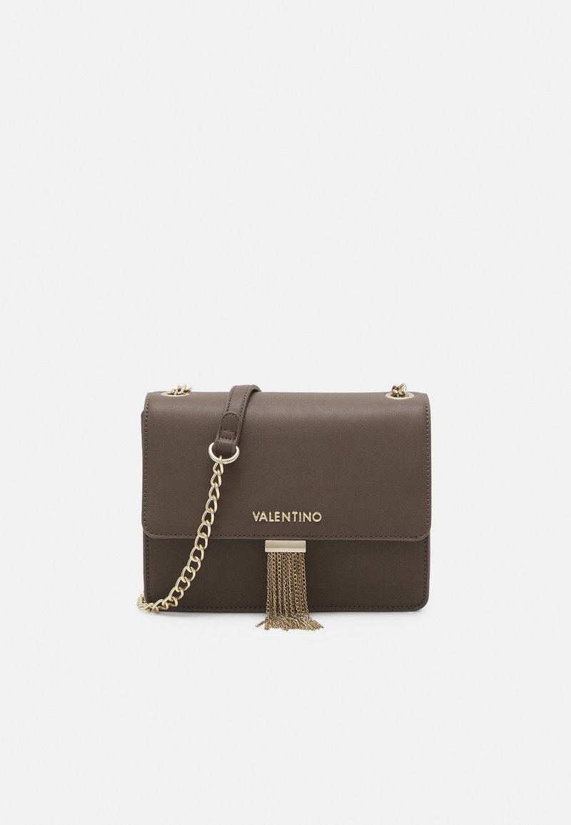Borsa sintetica marrone con spallaccio a catena tono oro, dettaglio del fermo e frange. Presenta logo embossato sul davanti.