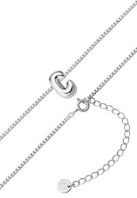 Sudraba ķēd�ītes kaklarota ar gludu, izliekta formāta piekariņu un regulējamu posmu aizdari. Kaklarotai ir vienkārša apļa birka ķēdes galā.