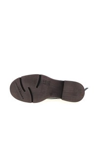 Smeđi gumeni potplat s teksturiranom površinom, koji ima izražen uzorak gume i brendirani detalj ugraviran na donjoj strani.