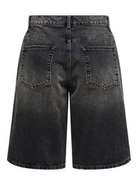 Shorts en denim noir longueur genou avec deux poches arrière, passants pour ceinture et coutures apparentes.