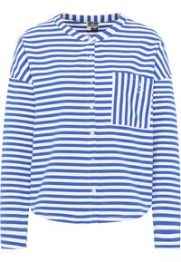 Blauw-wit gestreepte blouse met een ronde hals, lange mouwen en een zak met hetzelfde patroon aan de linkerkant.