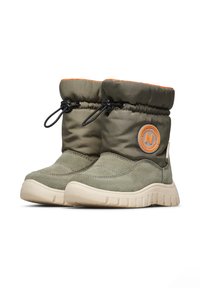 Zelené nepromokavé boty s polstrovaným lemem, oranžovým akcentem a texturovaným semišem. Lehké gumové podešev s vzorovaným gripem.