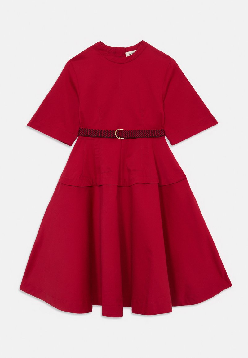 Vestido midi vermelho com mangas curtas, decote redondo e saia rodada, apresentando um cinto entrelaçado preto e vermelho com uma fivela circular.