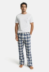 Ensemble de vêtements d'intérieur pour hommes comprenant un t-shirt en coton blanc et un pantalon en flanelle à carreaux bleus avec une taille élastique et deux poches latérales.