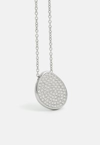 Zilveren hanger ketting met een druppelvorm, versierd met kleine heldere kristalaccenten aan de voorkant, hangend aan een schakelketting.