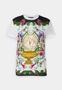 Vit kortärmad t-shirt med svarta axlar, prydd med färgglada blommiga rankor och en central gyllene urna med texten "Versace Jeans Couture".