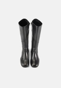 Botas de couro pretas até ao joelho com acabamento liso, bico arredondado e fecho lateral; inclui detalhes de costura para um design estruturado.