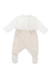 Combinaison longue blanche pour bébé avec pantalon beige à pieds, boutons-pression dans le dos et petit col.