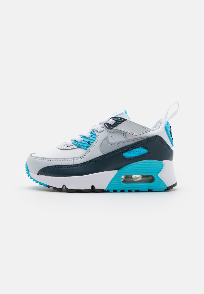 Sneaker Nike Air Max 90 con una toma bianca e blu navy, dettagli turchesi, linguetta in rete e un'unità air visibile nella suola.