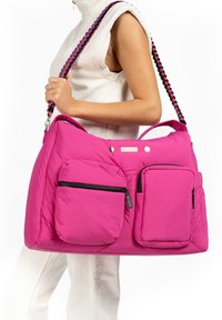 Grote roze quilted tas met twee voorzakken met rits, gevlochten multicolore strap en contrasterende zwarte accenten. Gladde textuur overal.