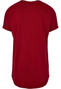 Tricou roșu cu mâneci scurte, design cu guler rotund, material din bumbac, tiv curbat, textură simplă fără modele sau accente suplimentare.