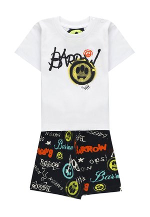 Camicia bianca a maniche corte con scritta "Barrow" in stile graffiti nero e faccina sorridente gialla, abbinata a pantaloncini neri con scritte colorate e stampe di faccine sorridenti.