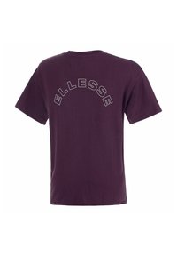 Camiseta de algodón de manga corta y cuello redondo en color morado oscuro. Presenta el logo "ELLESSE" en blanco, arqueándose por la parte superior de la espalda. Corte regular.