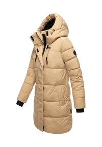 Beige lange gewatteerde winterjas met capuchon, zwarte rits en trekkers, voorkanten en zwarte binnenmanchetten.