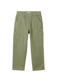 Groene cargobroek met een elastische tailleband, voorzien van twee zijzakken en twee grote cargozakken. Gemaakt van lichtgewicht materiaal.