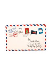 Dekoracyjna koperta z czerwoną i niebieską ramką. Zawiera znaczki z Mikołajem, choinką i ciężarówką, oraz ręcznie napisany adres.