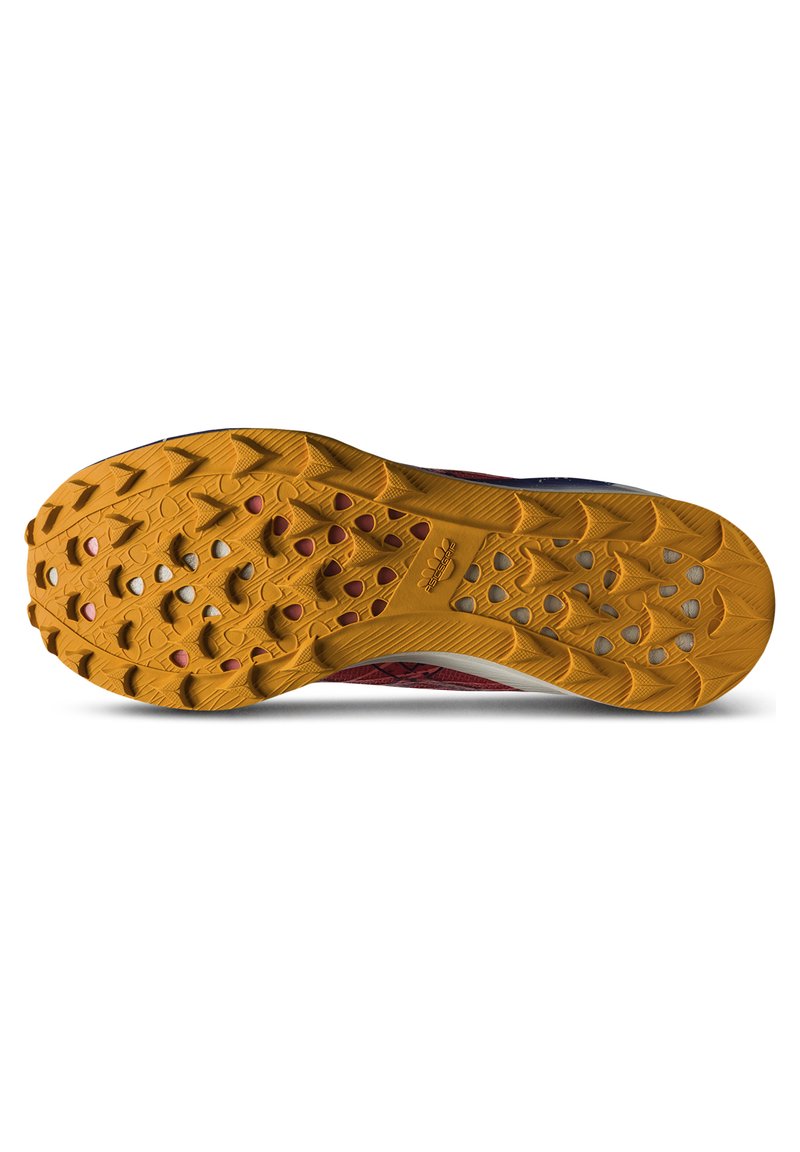 Semelle de chaussures d'extérieur présentant un design rugueux et à motifs avec des crampons profonds. La couleur principale est jaune avec des accents rouges et gris.