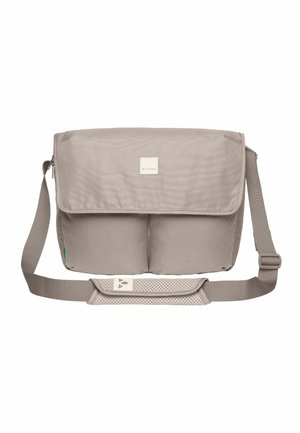 Beige rechteckige Umhängetasche mit Klappe, verstellbarem Schultergurt, gepolstertem Schulterpolster und vorderem Logo-Patch.