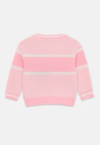 Rosa strikket genser med hvite og mørkere rosa horisontale striper, rund hals og ribbestrikkede mansjetter og nederkant. Teksturert mønster gjennom hele genseren.