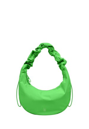 Sac à main vert vif avec une sangle réglable froncée et une fermeture éclair, en forme de croissant, présenté sur fond blanc.