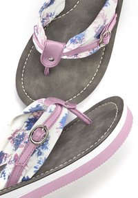 Chanclas con estampado floral, con una plantilla de ante gris, tiras rosas y detalles en metal plateado. Suela blanca con acentos en rosa.