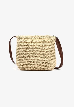 Smėlio spalvos nertinė pintinė krepšys su tekstūruota paviršiumi, pasižymintis rudos odos dirželiu ir užtrauktuku. Stačiakampio formos, kasdienis dizainas.