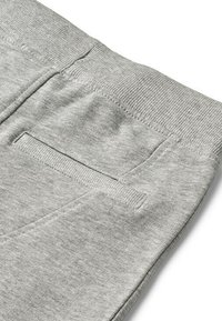 Lichtgrijze sweatpants met een geribde tailleband, een zachte textuur en een enkele achterzak met een klepdetail.