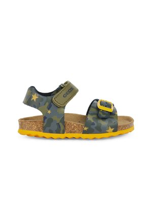Sandalias de camuflaje verde con acentos amarillos, plantilla de corcho, correas ajustables y una hebilla, con patrones de estrellas en las correas.