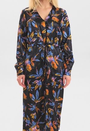 Schwarzes Kleid mit Blumenmuster und langen Ärmeln, verziert mit lebhaften blauen, orangefarbenen und violetten Blättern. Taillenbindegürtel für verstellbare Passform. Weiche Textur.
