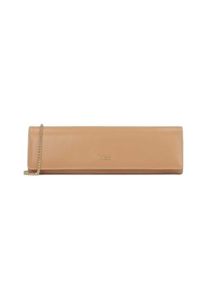 Clutch in pelle color tan con una texture liscia, forma rettangolare e tracolla in catena dorata. Presenta un logo impresso sul davanti.