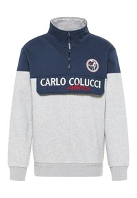 Marineblauer und grauer Fleece-Pullover mit einem Reißverschlusskragen, der ein Logo und den Text "CARLO COLUCCI" in Rot über der Brust aufweist.