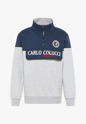 Marineblauer und grauer Fleece-Pullover mit einem Reißverschlusskragen, der ein Logo und den Text "CARLO COLUCCI" in Rot über der Brust aufweist.