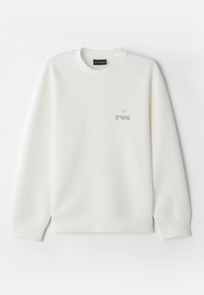 Sudadera blanca hecha de tela suave. Presenta un escote redondo y mangas largas. Un pequeño logo bordado en gris se encuentra en el pecho.