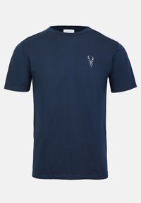 Camiseta de manga corta azul marino hecha de algodón, con un pequeño emblema de ciervo blanco en el pecho, cuello redondo y textura suave.