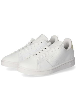 Scarpe da ginnastica bianche con tomaia in pelle liscia, suola in gomma piatta, design con lacci e dettagli perforati sui lati.