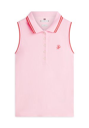Ärmelloses rosa Poloshirt mit rot gestreiftem Kragen, Knopfleiste und rotem Logo auf der linken Brust gestickt.