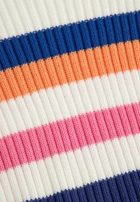 Tkanina dzianinowa prążkowana z naprzemiennymi paskami w kolorze granatowym, pomarańczowym, różowym, białym i kremowym. Faktura jest miękka i rozciągliwa.