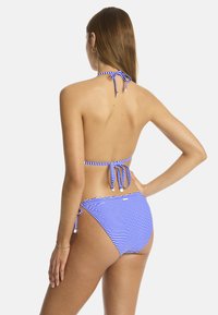 Bikini w niebiesko-białe paski z halterem, z wiązanym z tyłu zapięciem oraz wysokim stanem majtek. Miękka tkanina o gładkiej fakturze.