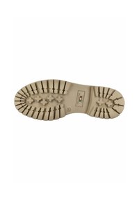 Semelle de botte en caoutchouc beige avec de profondes rainures, des crêtes et une étiquette. Présente une texture lisse et un motif en croix pour une meilleure adhérence.