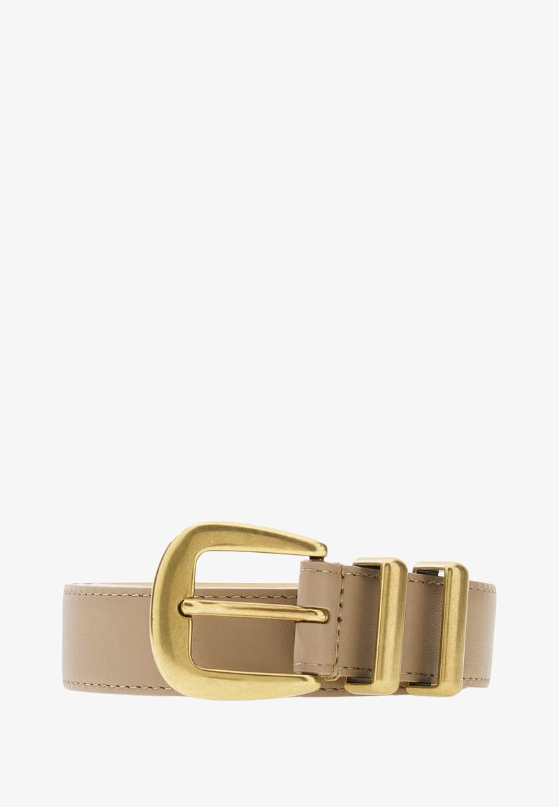 Ceinture en cuir beige avec une grande boucle en métal doré et deux ardillons rectangulaires pour l'ajustement. Texture lisse avec un détail de couture contrastante.
