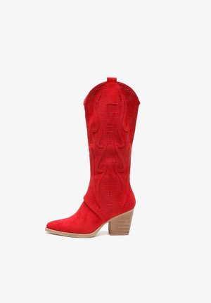 Stivali da cowboy in suede rosso con punta appuntita, design perforato e accentuazione a fiamma, con tacco impilato e linguetta posteriore.