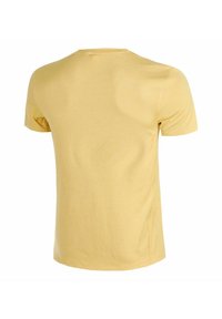 Korte mouwen, ronde hals T-shirt van zacht gele katoen. Heeft een gladde textuur en een klassieke pasvorm zonder zichtbare merknamen of patronen.