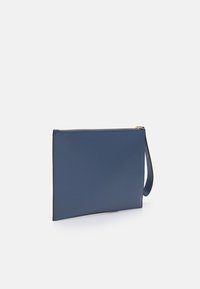 Modrý kožený psaníčko s hladkou texturou, zapínáním na zip a bočním zápěstním páskem. Jednoduchý obdélníkový design bez viditelných vzorů.