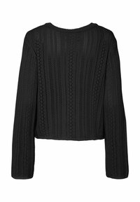 Svart stickad tröja med långa ärmar, med en texturerad mönstring av öppna stygn och en bred, rundad halsringning. Croppad passform.