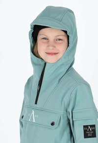 Mintgrüner wasserdichter Jaket mit hohem Kragen, Reißverschluss, Fronttasche und Logo-Patch am Ärmel. Weicher, strukturierter Stoff.