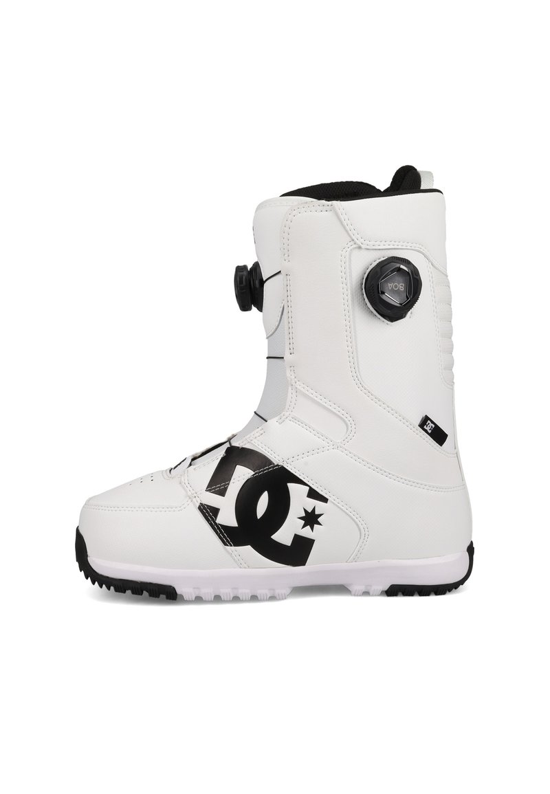 Weißer Snowboardstiefel mit schwarzem Logo, runder Schnürdrehschnalle und strukturiertem Obermaterial. Verfügt über einen gepolsterten Knöchel und eine profilierten schwarzen Außensohle.