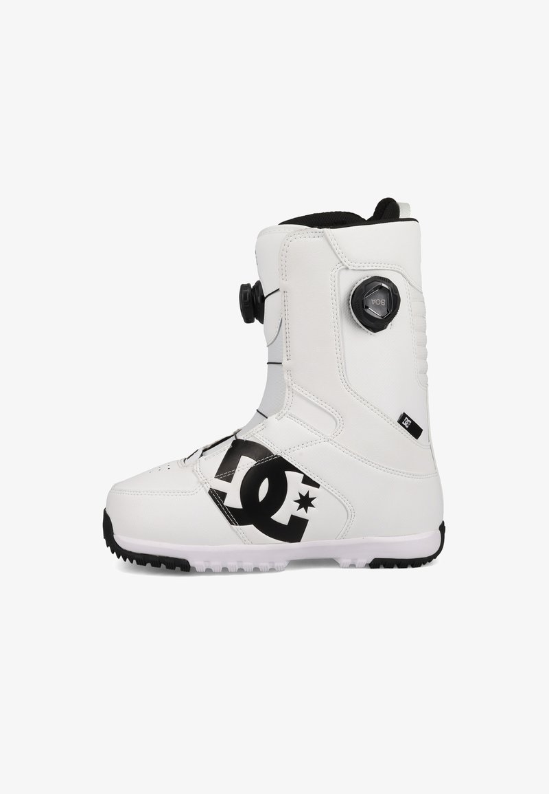 Weißer Snowboardstiefel mit schwarzem Logo, runder Schnürdrehschnalle und strukturiertem Obermaterial. Verfügt über einen gepolsterten Knöchel und eine profilierten schwarzen Außensohle.