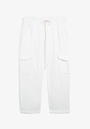 Pantalons cargo blancs avec une taille élastique, un cordon de serrage, deux poches latérales et deux poches à rabat sur les cuisses ; tissu lisse et léger.